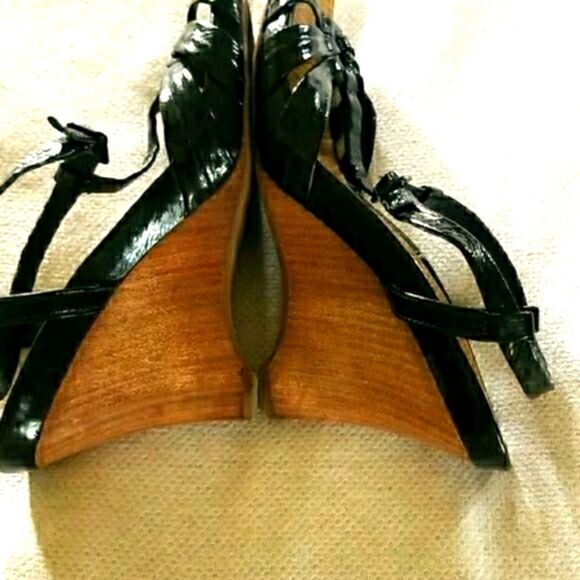 4@30.00 or 40.00 Ladies Sandals by KENNETH COLE REACTION - Picture 4 of 8